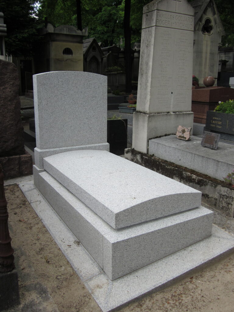 Pierre tombale en granit gris perle bouchardée