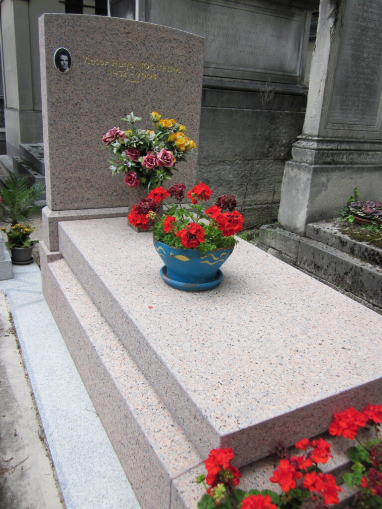 Pierre tombale en granit rose hortensia bouchardée